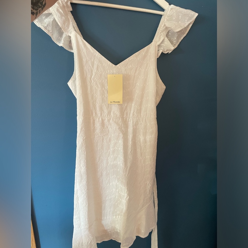 White short dress. Size 2x. Brand new with tags on. Has a waist tie. From Kohls